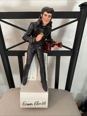 Forever Elvis '68 musical bourbon whiskey decanter. Style Figurine Decor